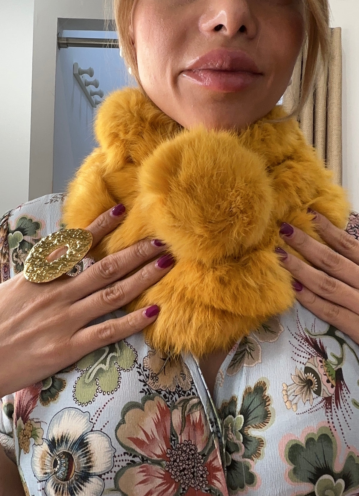 CUELLO PELO POMPÓN - MOSTAZA